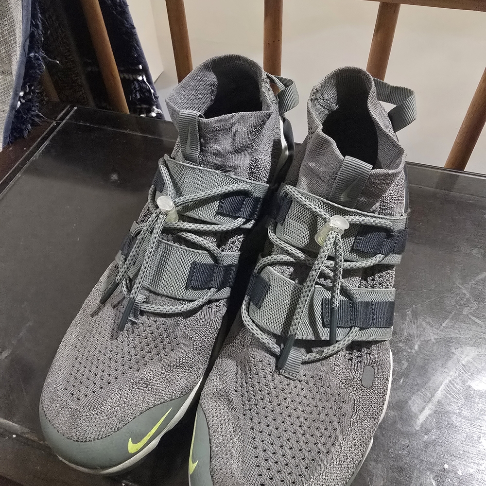 Nike Men's Gray and Black Athletic Shoes with Green Accents